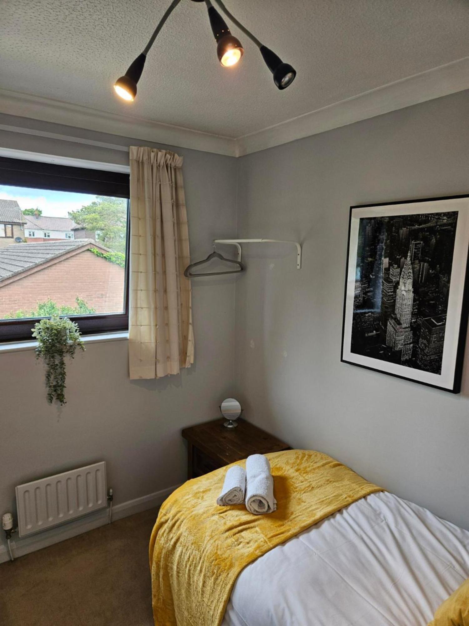 Redcot Gardens Stamford 4 Bed Contractor Familt Home With Parking Exterior photo