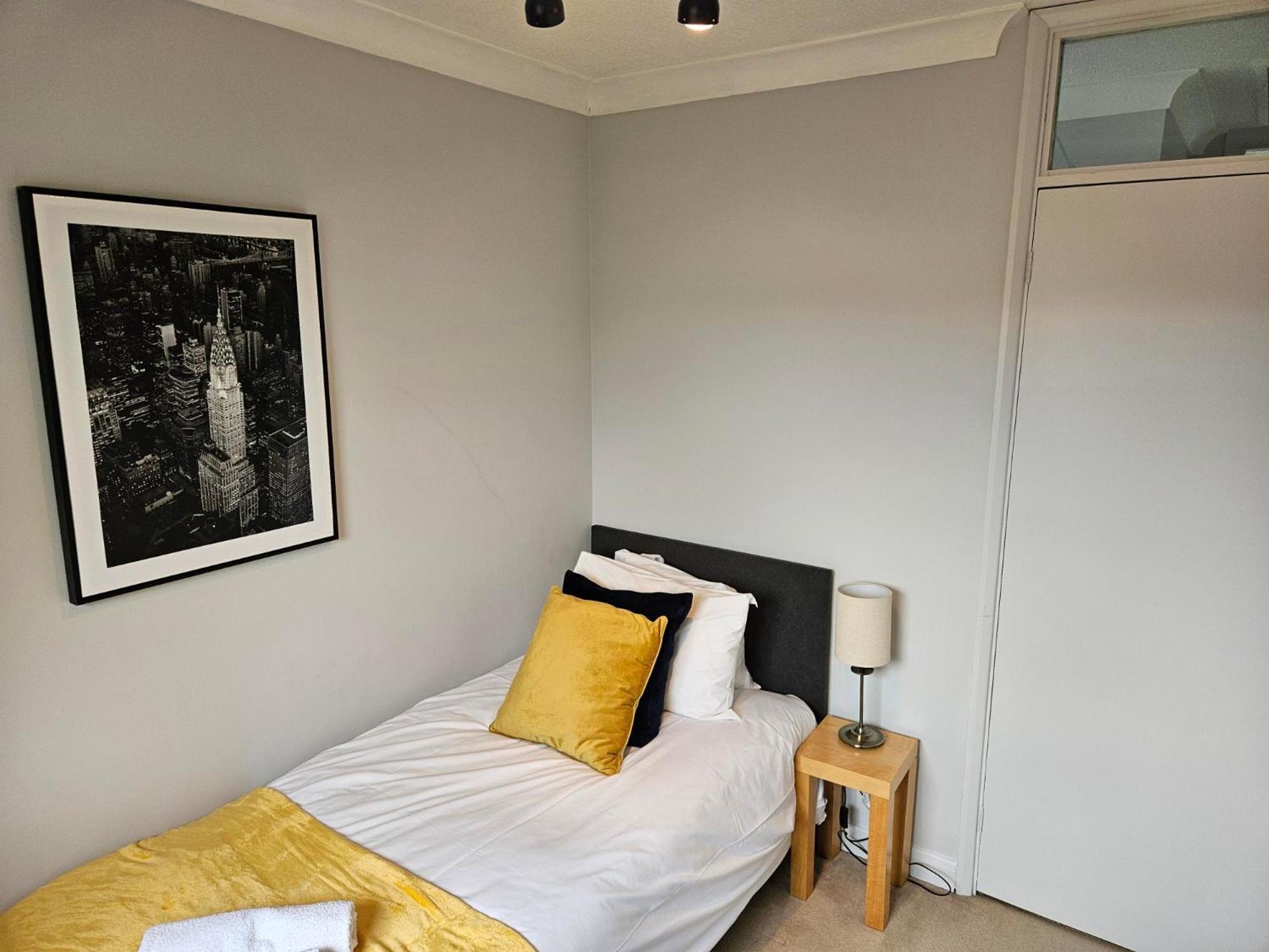 Redcot Gardens Stamford 4 Bed Contractor Familt Home With Parking Exterior photo